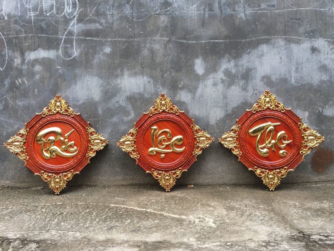 Phòng thờ NÊN treo chữ gì hợp phong thủy mang lại Tài Lộc và May mắn
